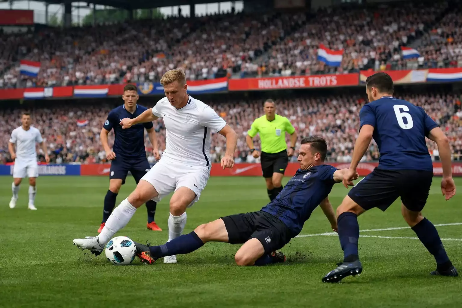 Voetbalwedstrijd in Nederlandse competitie met publiek