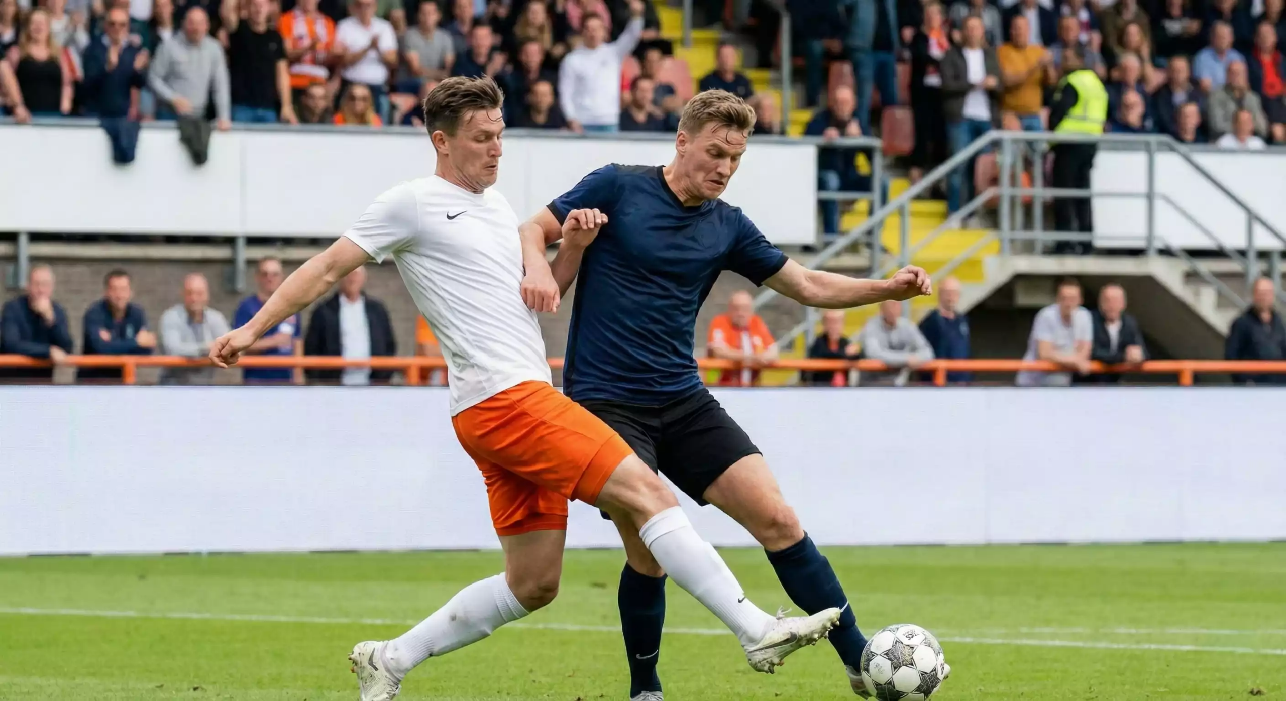 Nederlands voetbalstadion vol met supporters